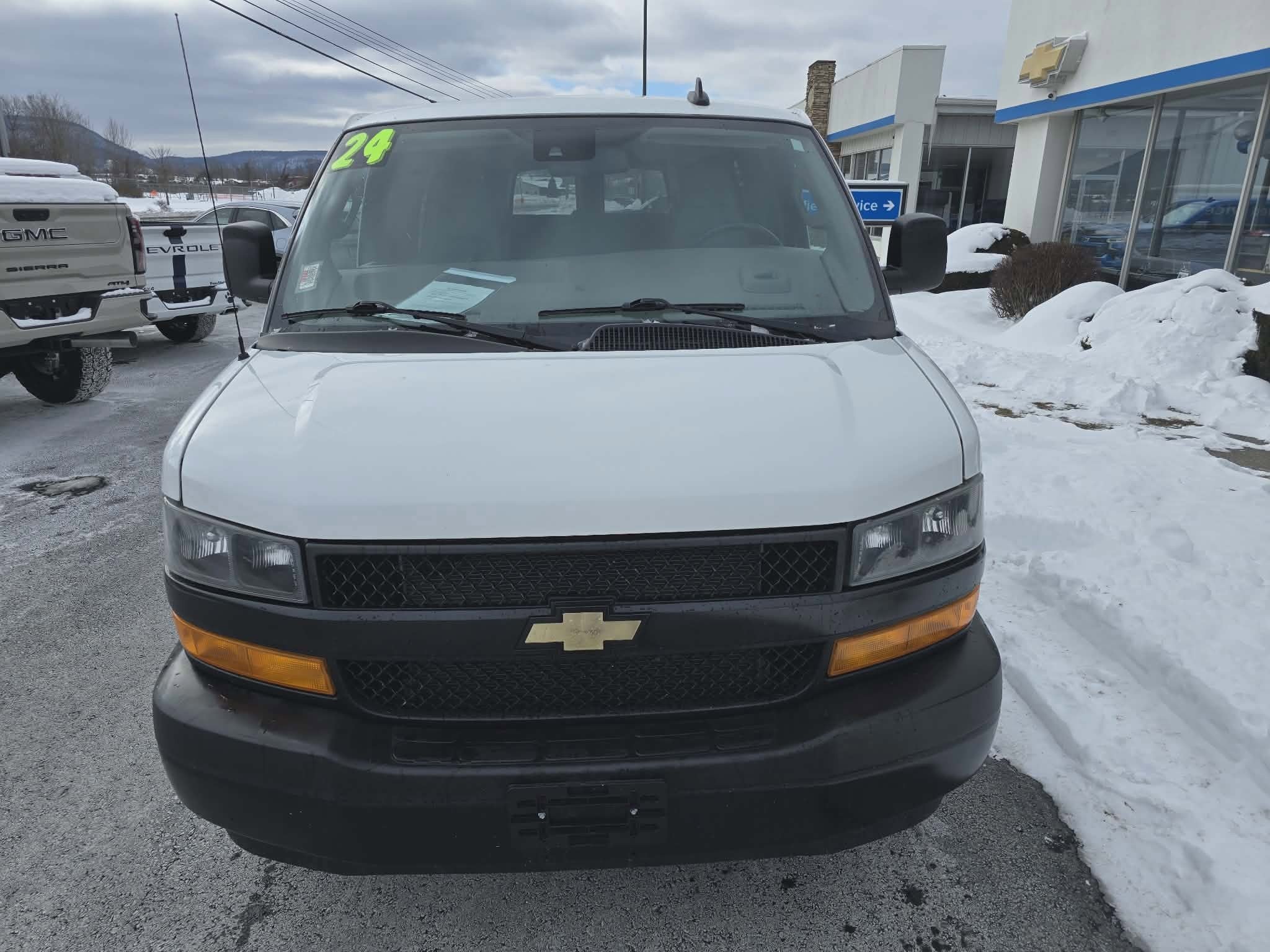 2024 Chevrolet Express Passenger 3500 1LS