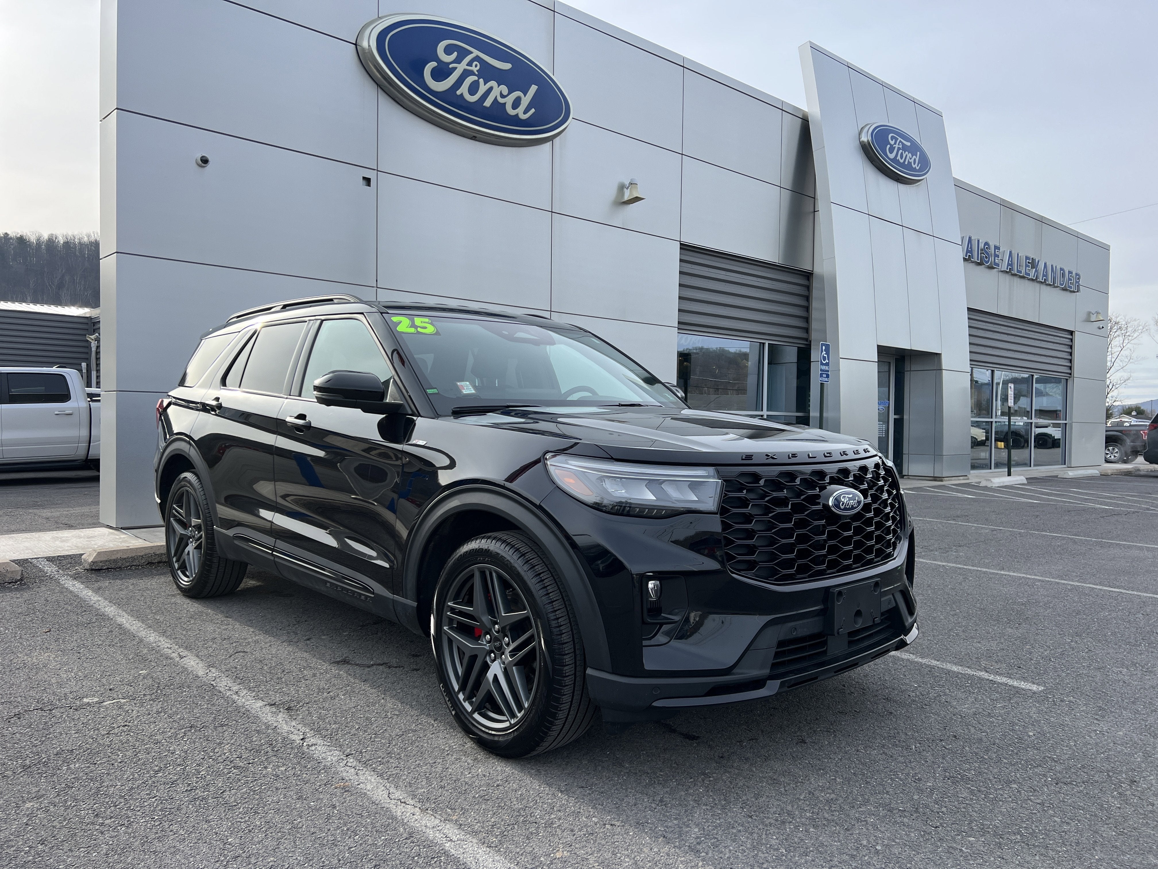 2025 Ford Explorer ST-Line