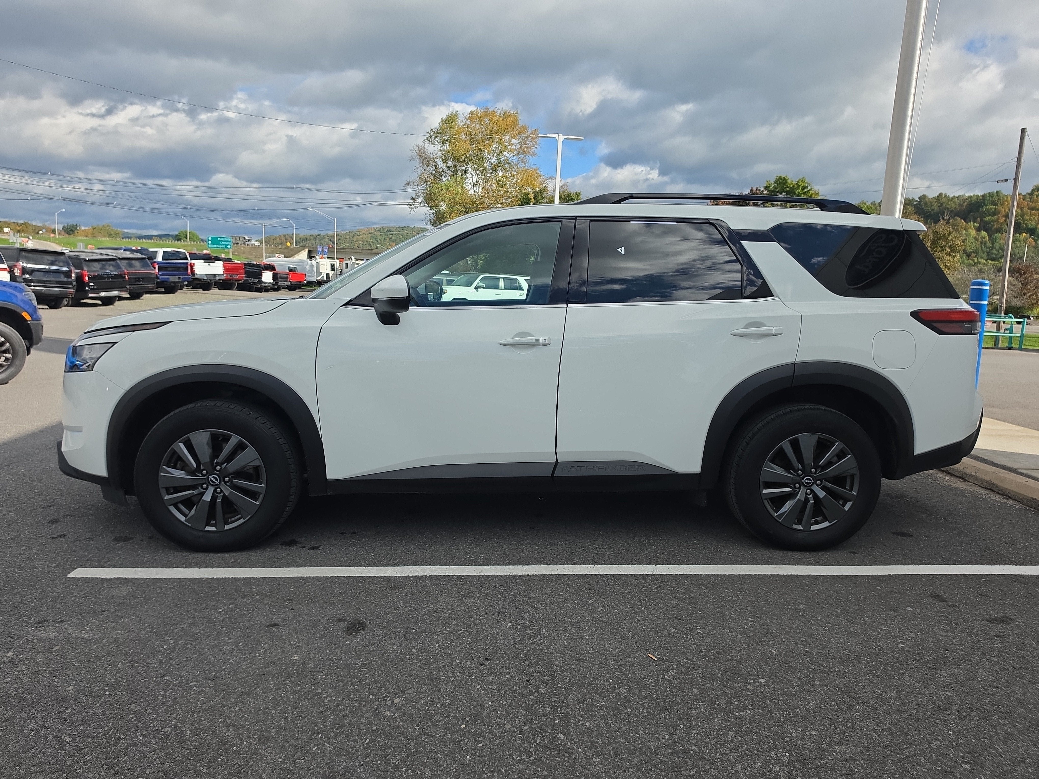 2024 Nissan Pathfinder SV