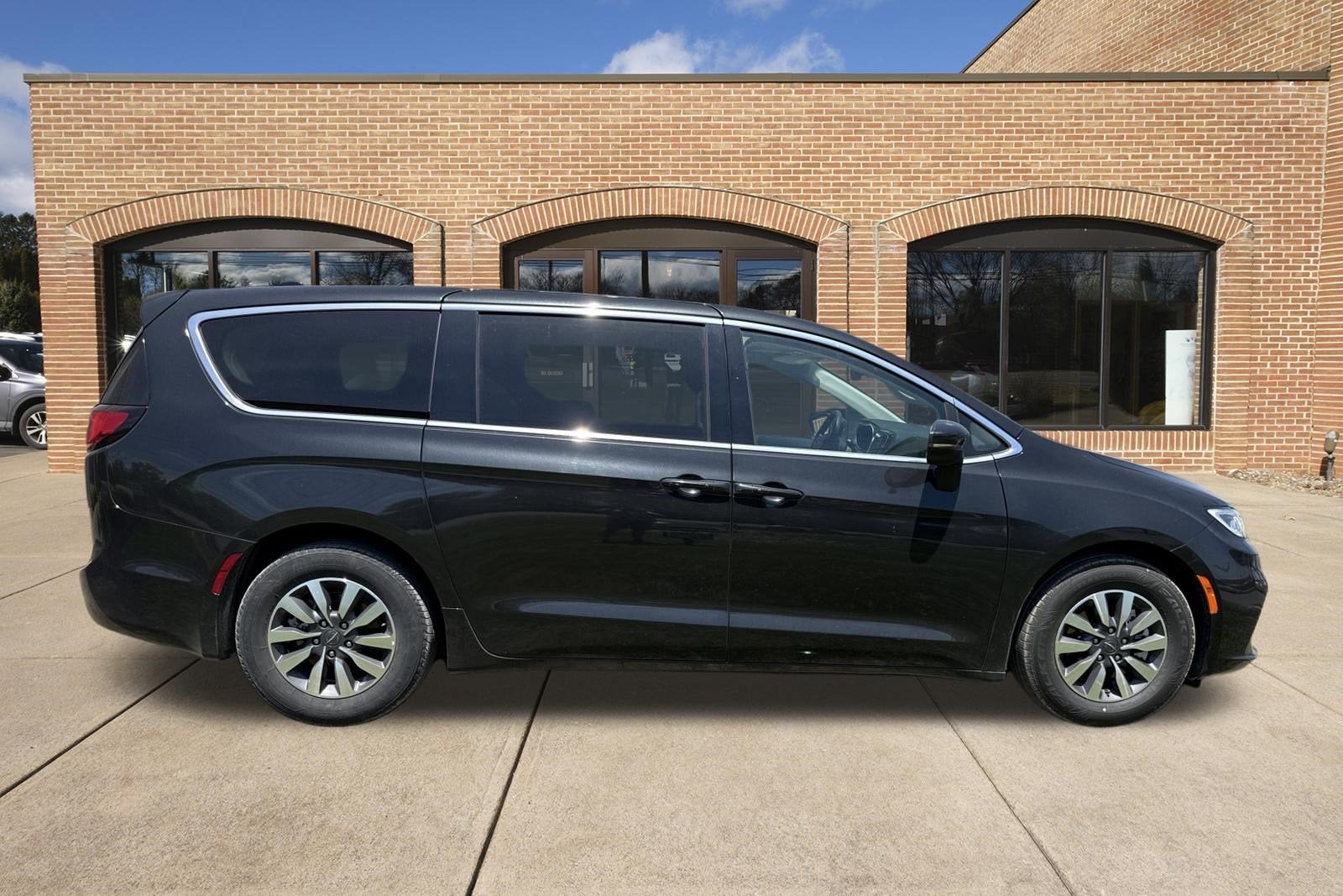 2023 Chrysler Pacifica Hybrid Touring L
