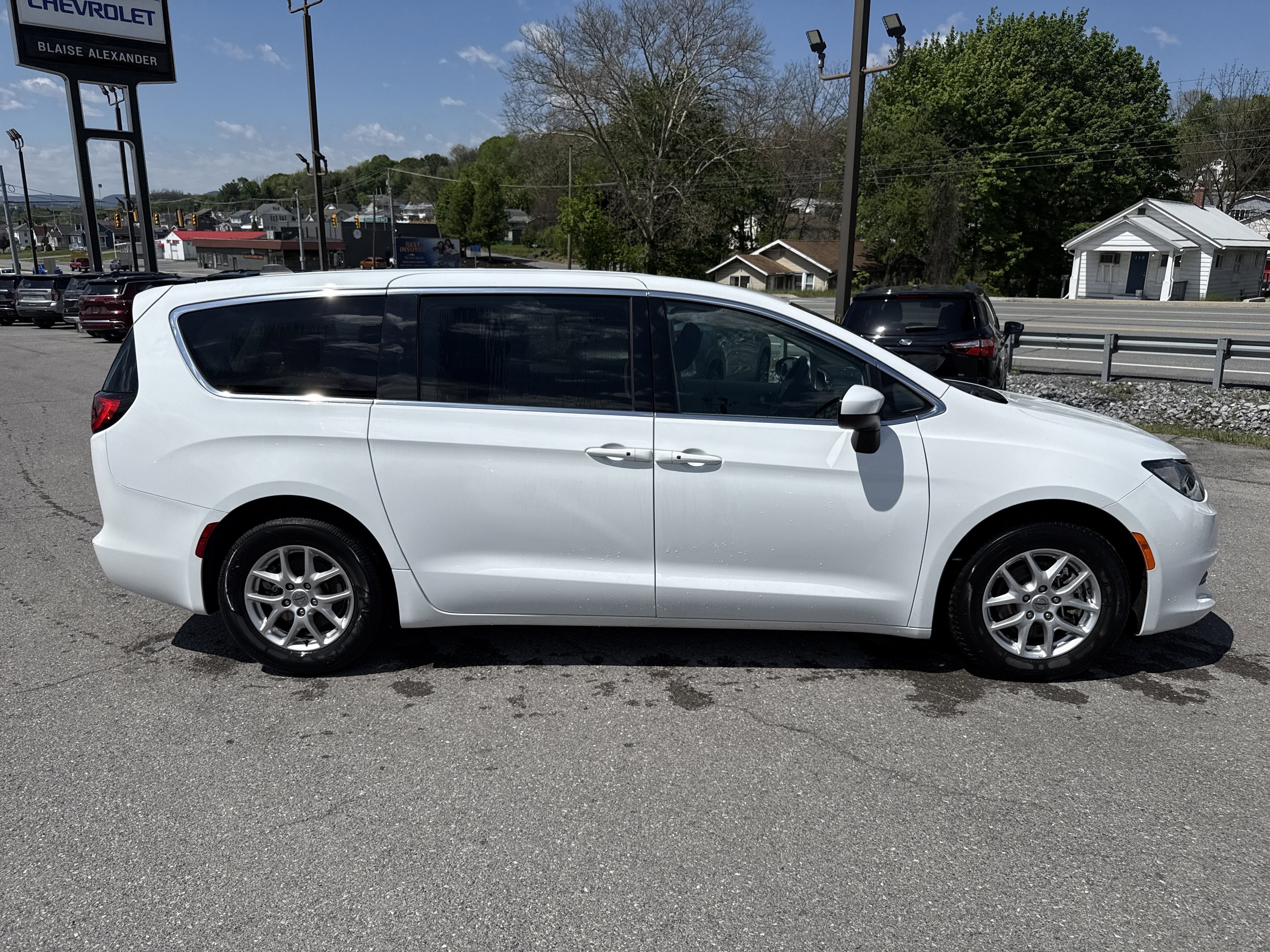 2023 Chrysler Voyager LX
