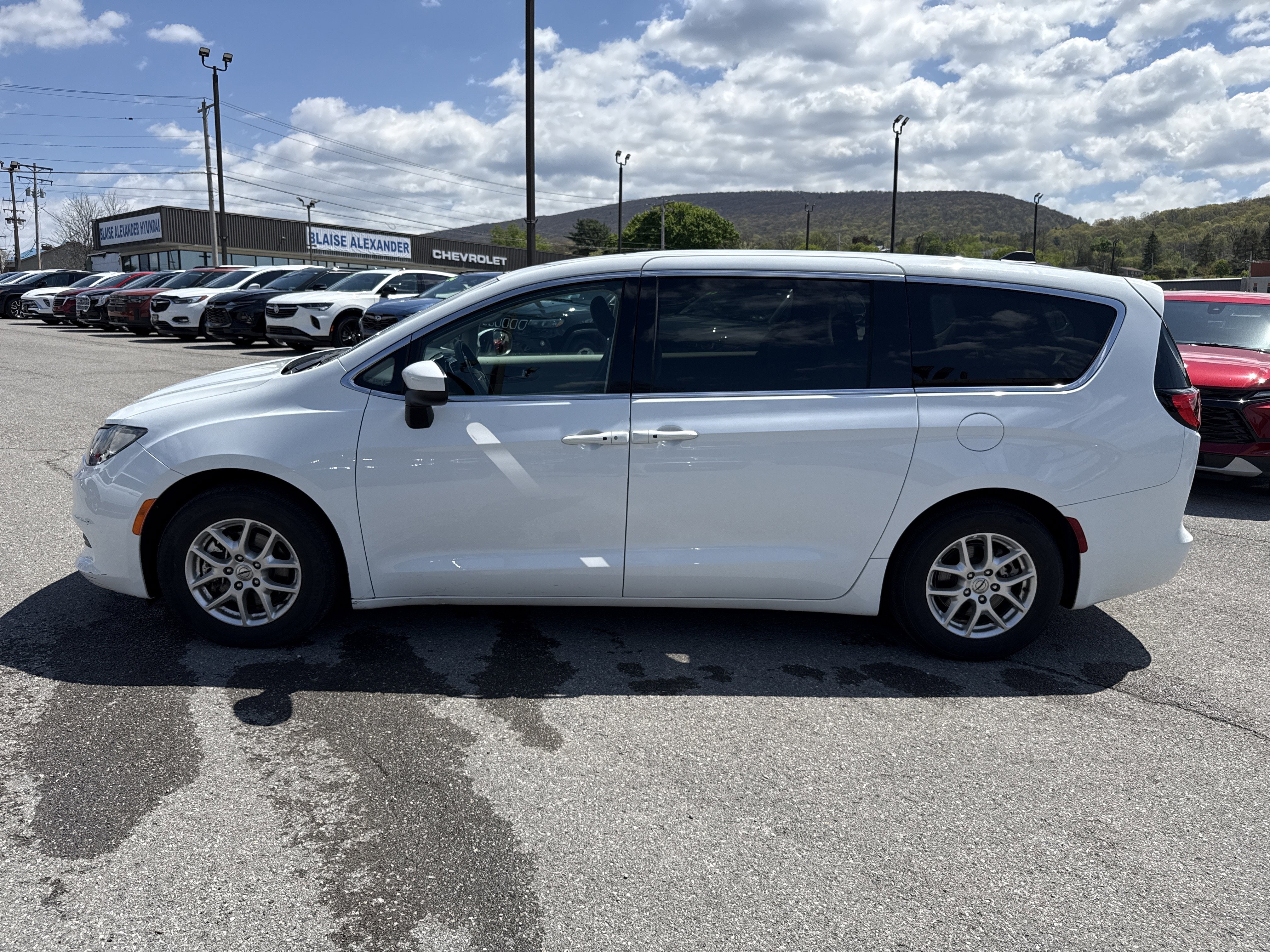 2023 Chrysler Voyager LX