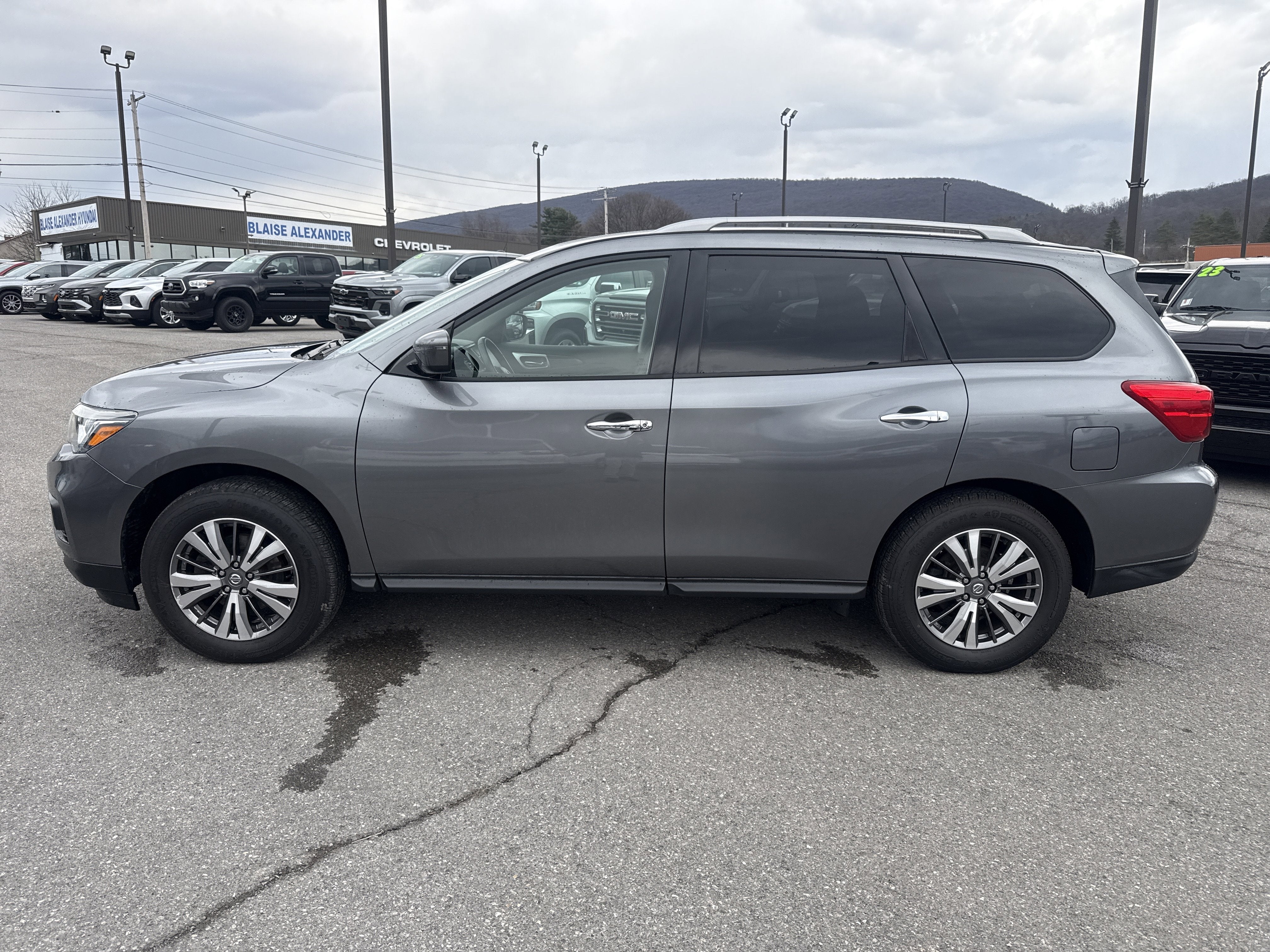2020 Nissan Pathfinder SV