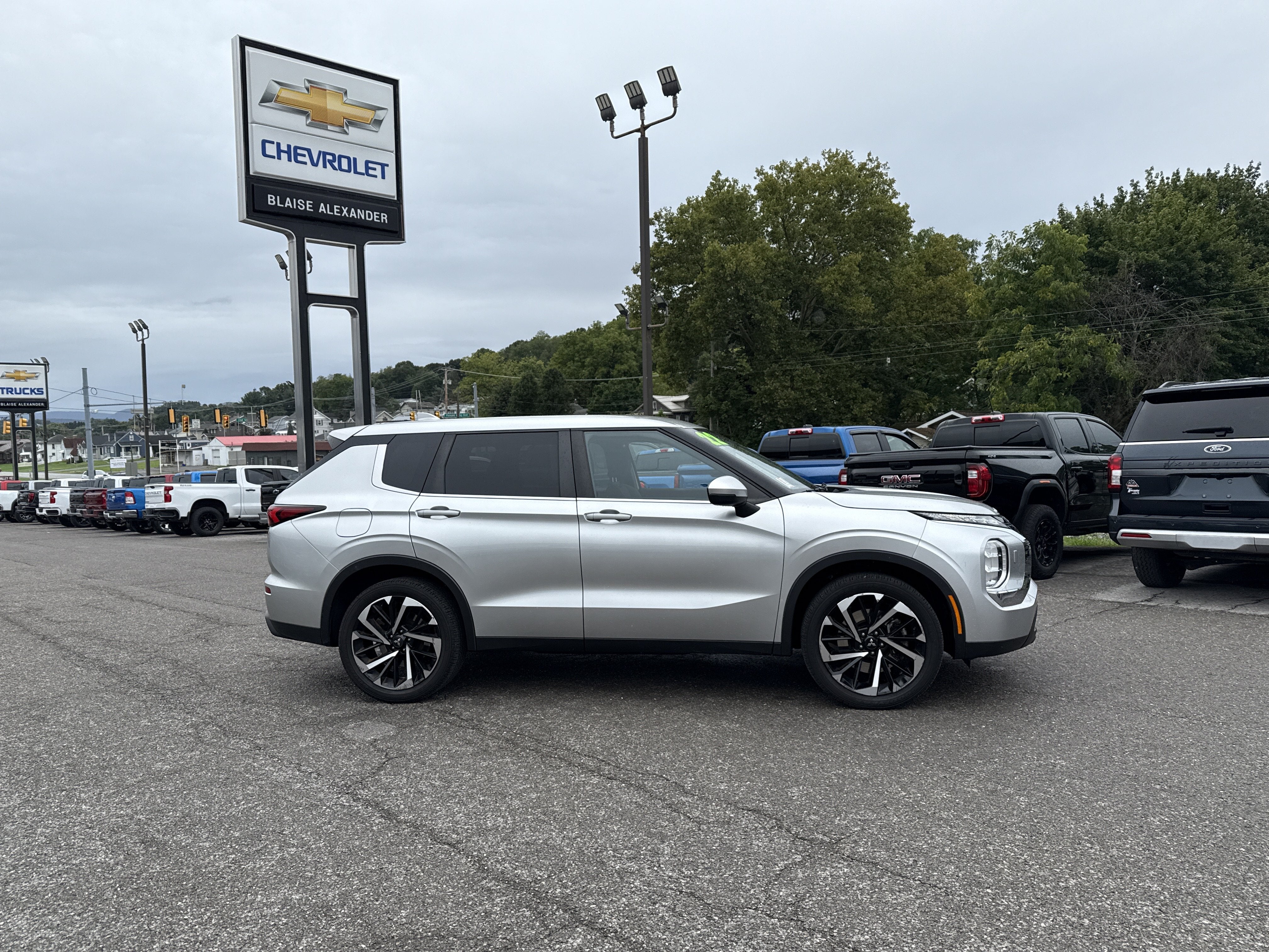2022 Mitsubishi Outlander ES