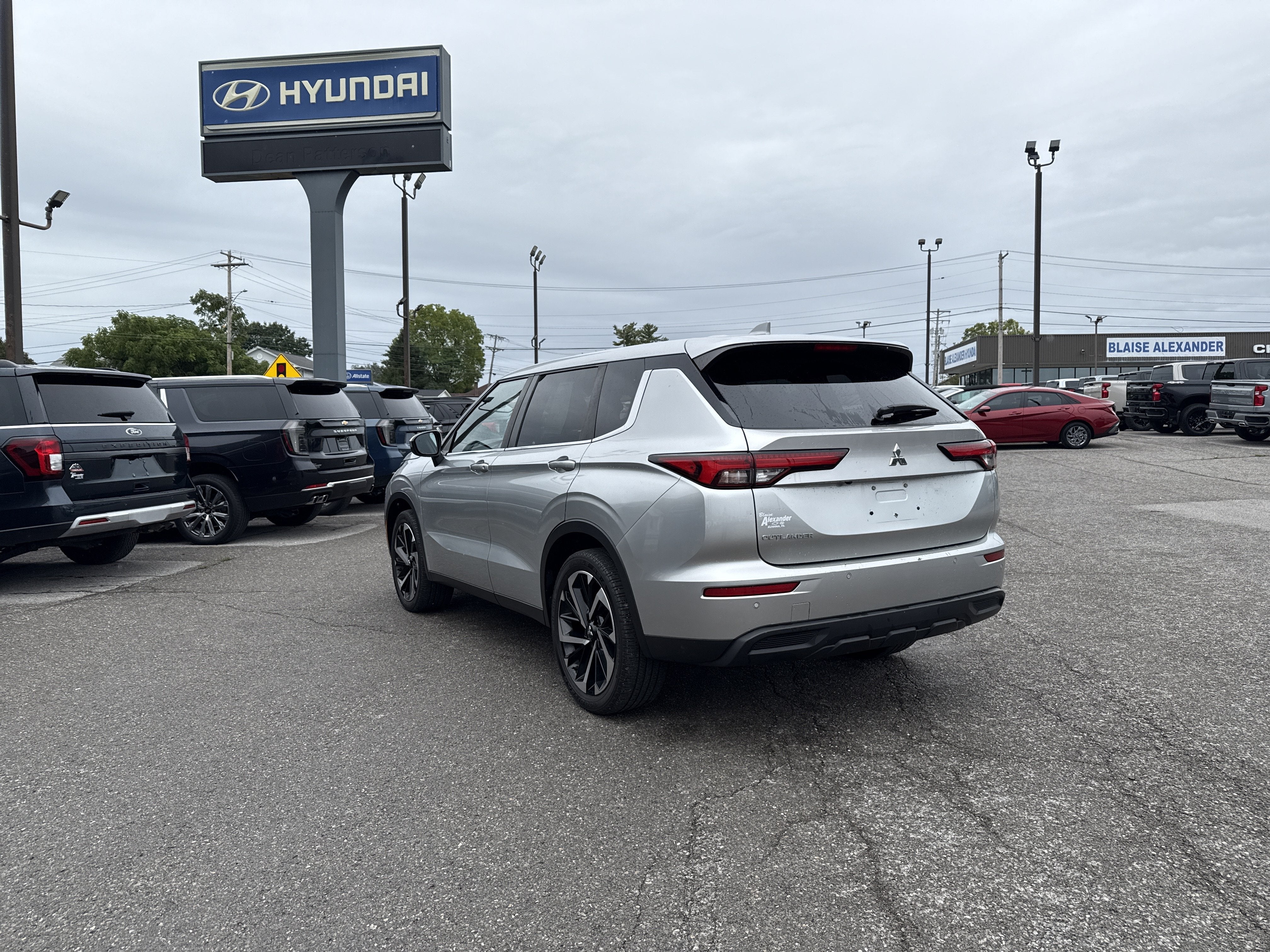 2022 Mitsubishi Outlander ES