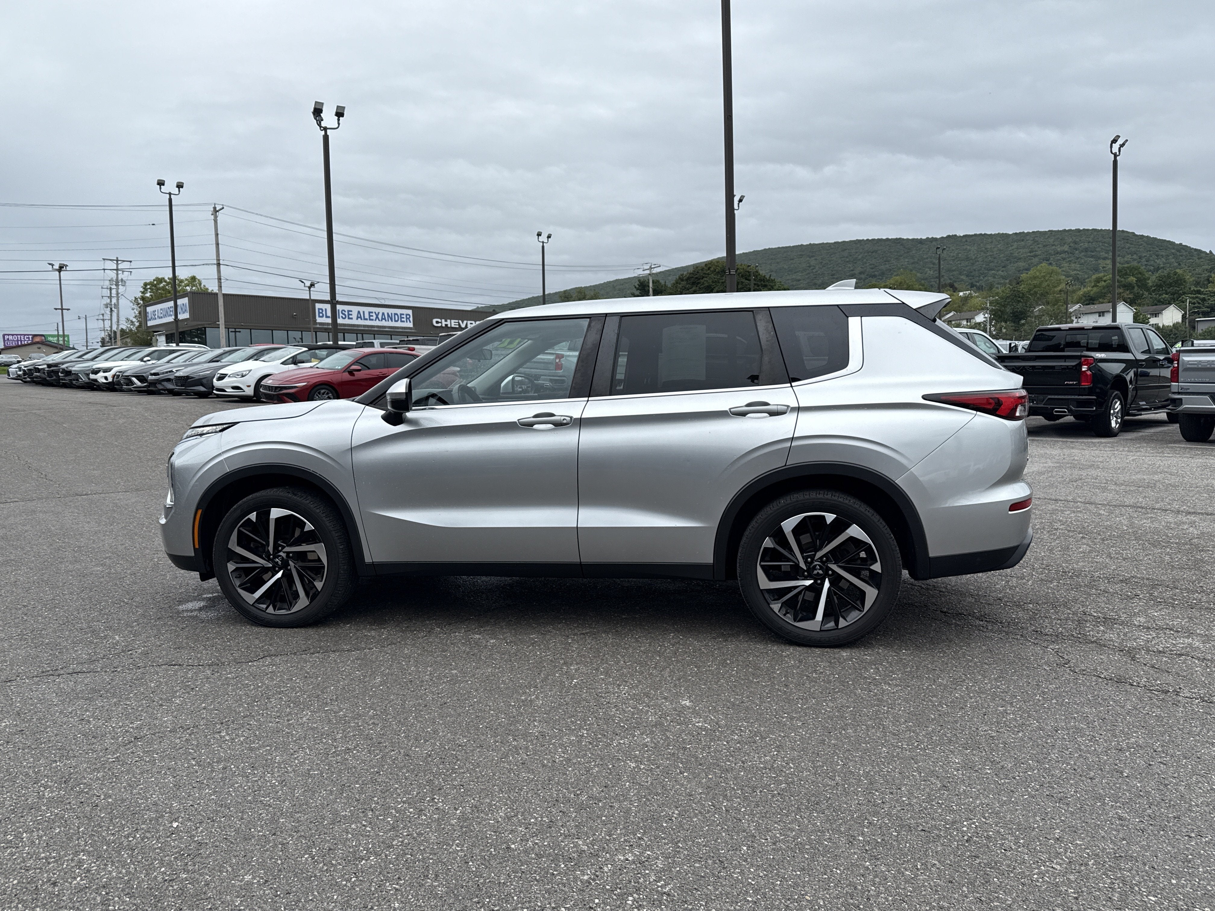 2022 Mitsubishi Outlander ES