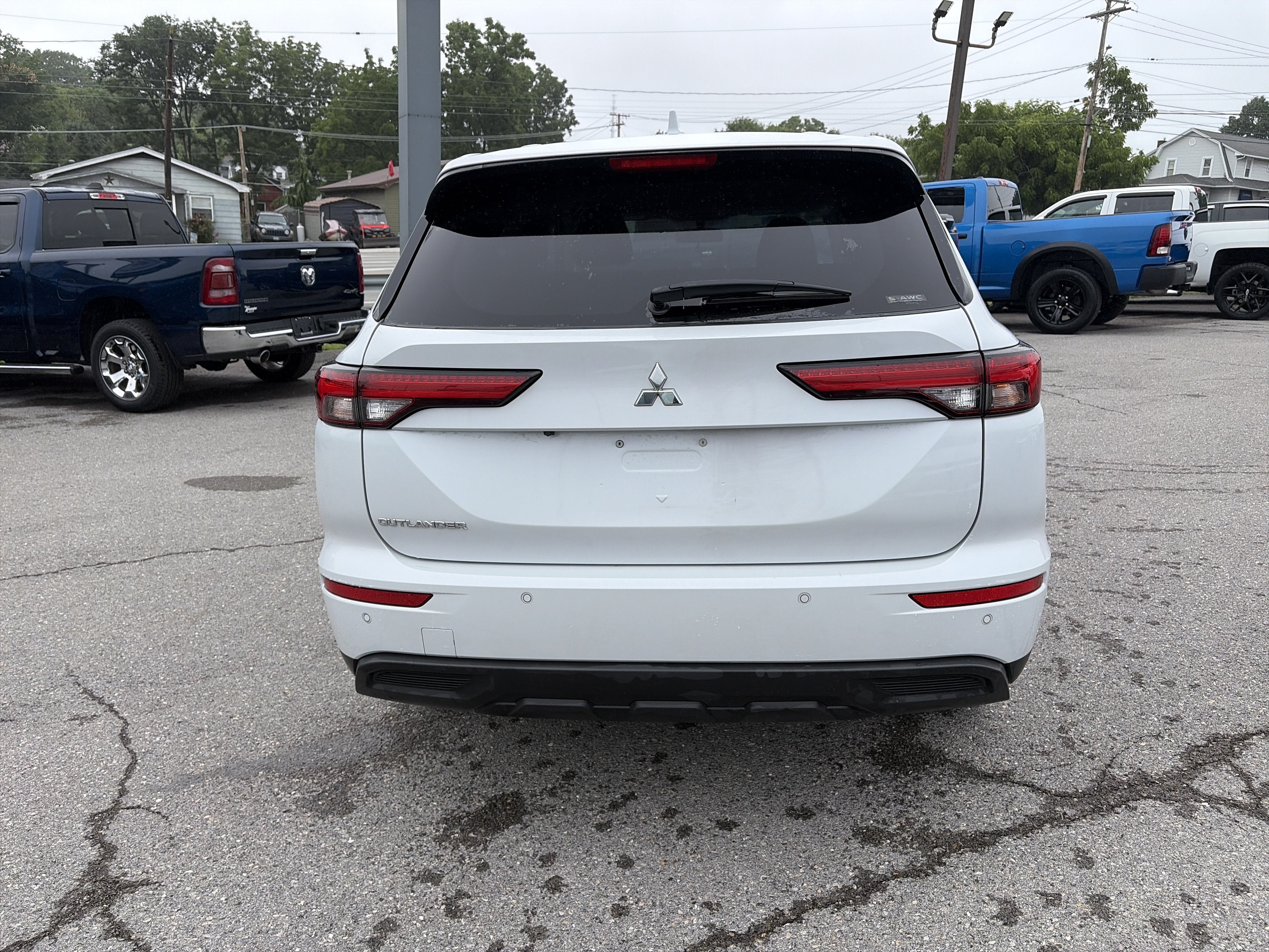 2022 Mitsubishi Outlander ES