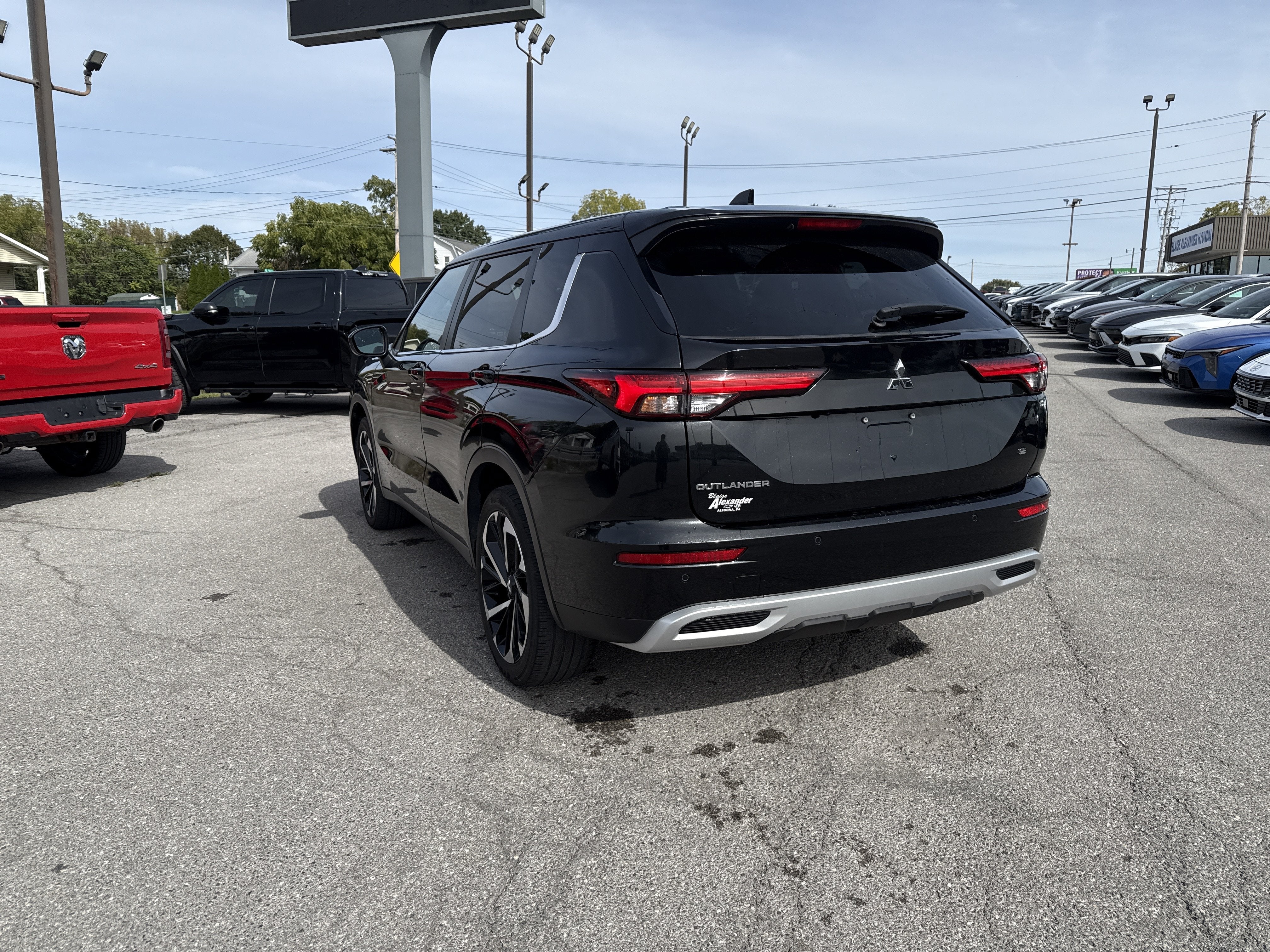 2023 Mitsubishi Outlander SE