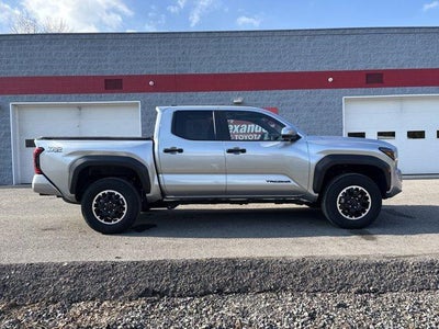 2025 Toyota Tacoma 4WD 4WD SR Double Cab 5' Bed MT (Natl)