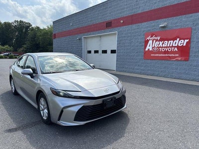 2025 Toyota Camry LE (SE)