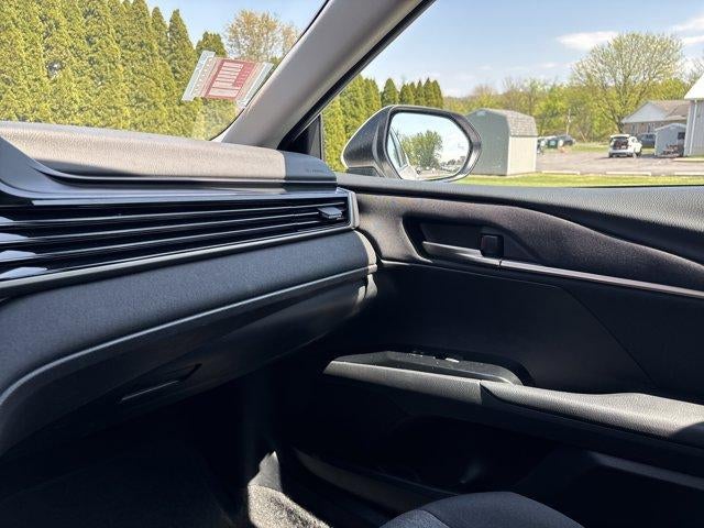 2025 Toyota Camry LE (SE)