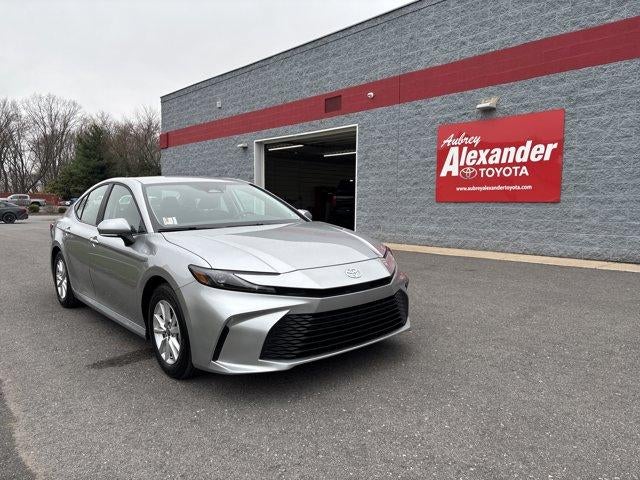 2025 Toyota Camry LE (SE)
