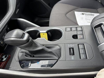 2024 Toyota Highlander LE AWD (SE)