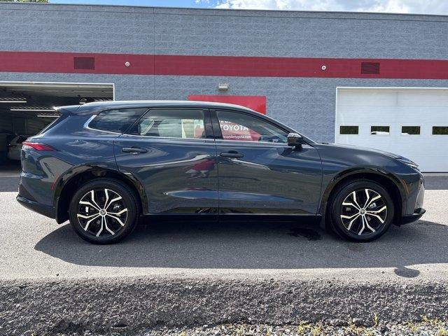 2025 Toyota Crown Signia XLE AWD (Natl)