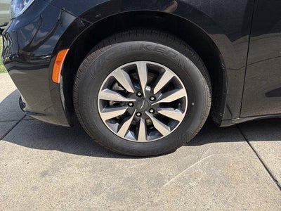 2023 Chrysler Pacifica Hybrid Touring L FWD
