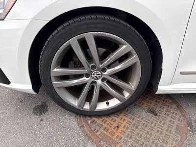 2017 Volkswagen Passat R-Line w/Comfort Pkg Auto