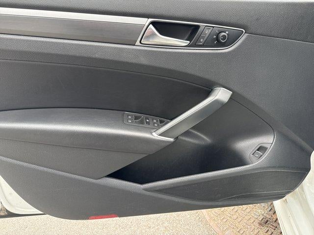 2017 Volkswagen Passat R-Line w/Comfort Pkg Auto