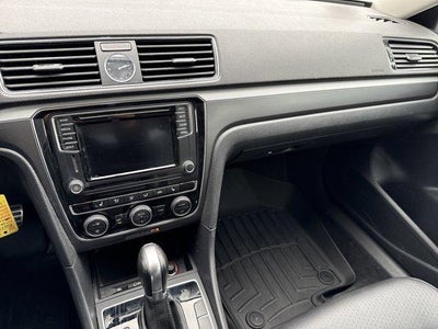 2017 Volkswagen Passat R-Line w/Comfort Pkg Auto