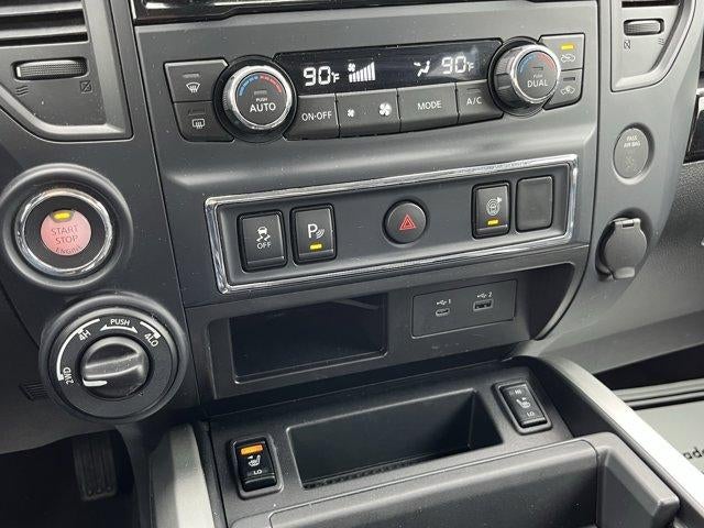 2024 Nissan Titan 4x4 Crew Cab SV