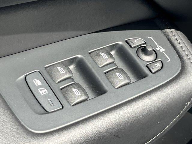 2025 Volvo XC60 B5 AWD Plus