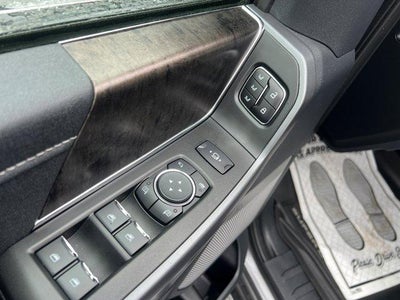 2025 Ford Super Duty F-350 DRW LARIAT 4WD Crew Cab 8' Box