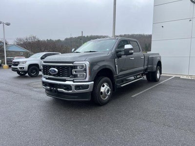 2025 Ford Super Duty F-350 DRW LARIAT 4WD Crew Cab 8' Box