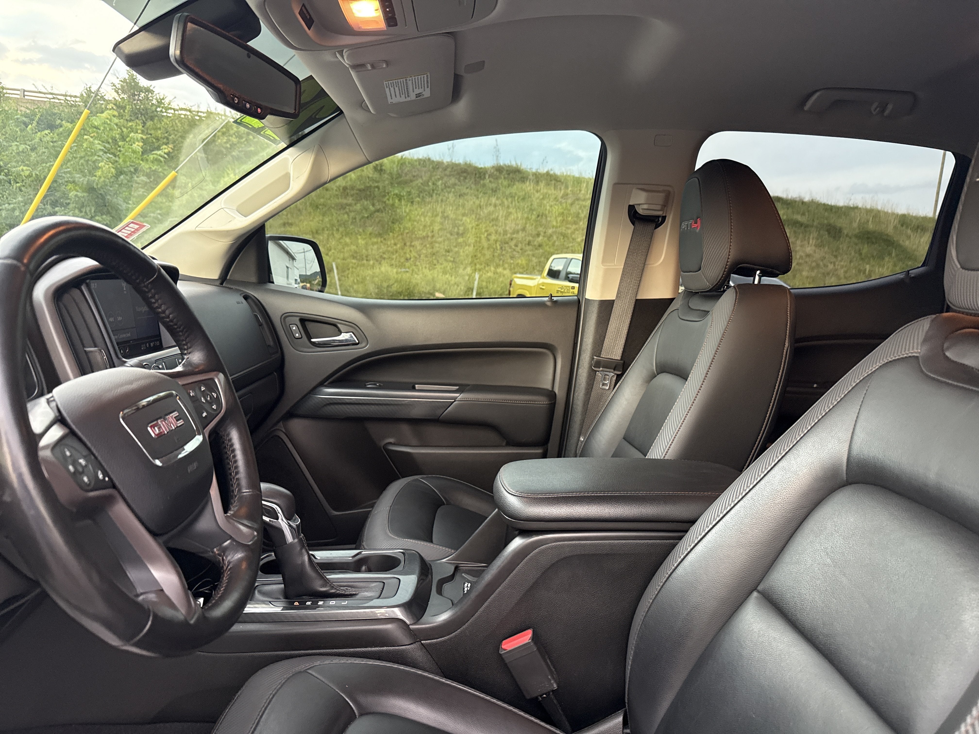 2022 GMC Canyon 4WD AT4 w/Leather