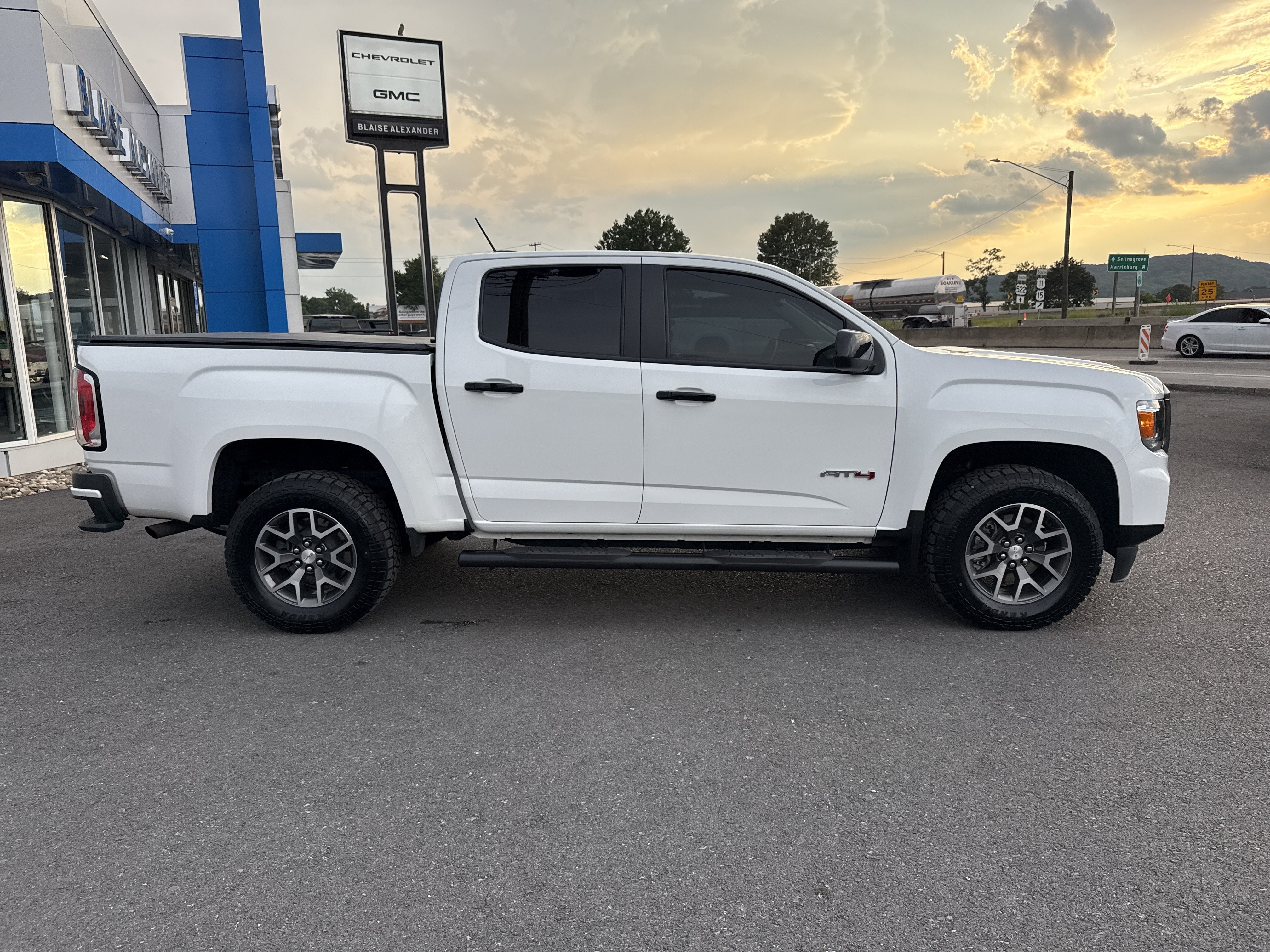 2022 GMC Canyon 4WD AT4 w/Leather
