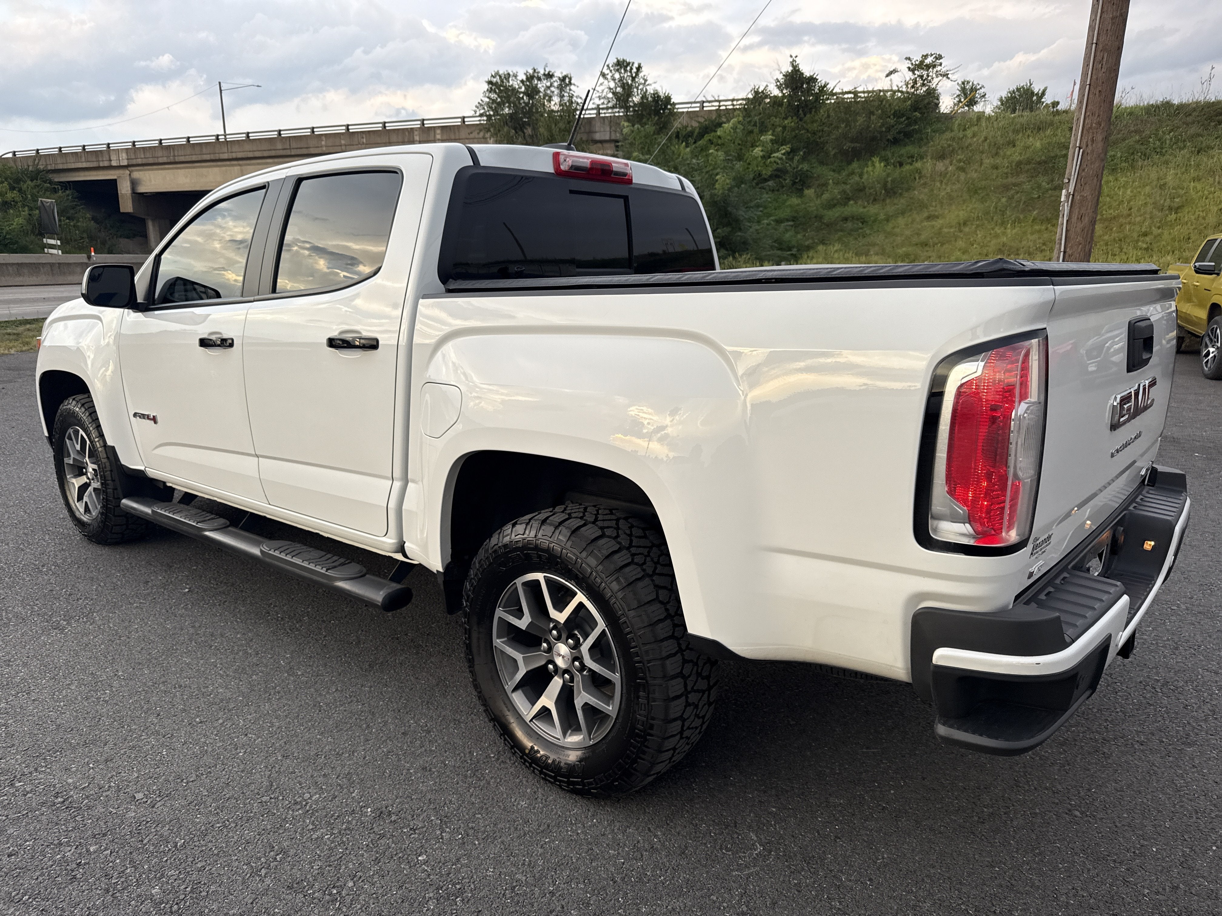 2022 GMC Canyon 4WD AT4 w/Leather